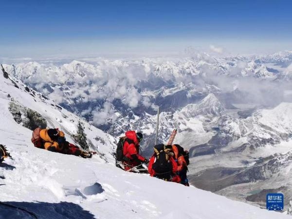 Trung Quốc lắp đặt trạm thời tiết tự động cao nhất thế giới trên đỉnh Everest